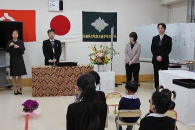 部屋に集まっている人たち

AI によって生成されたコンテンツは間違っている可能性があります。